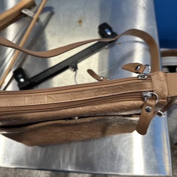 Giani Bernini Pebble Crossbody Bag Tan Tripple Zip Multi Pocket Adjustable Purse - Picture 8 of 11